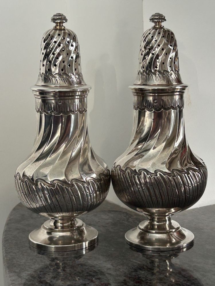 Pair De Saupoudreuses Torses En Argent Massif Louis XV - Saupoudreuse - Bointaburet A Paris