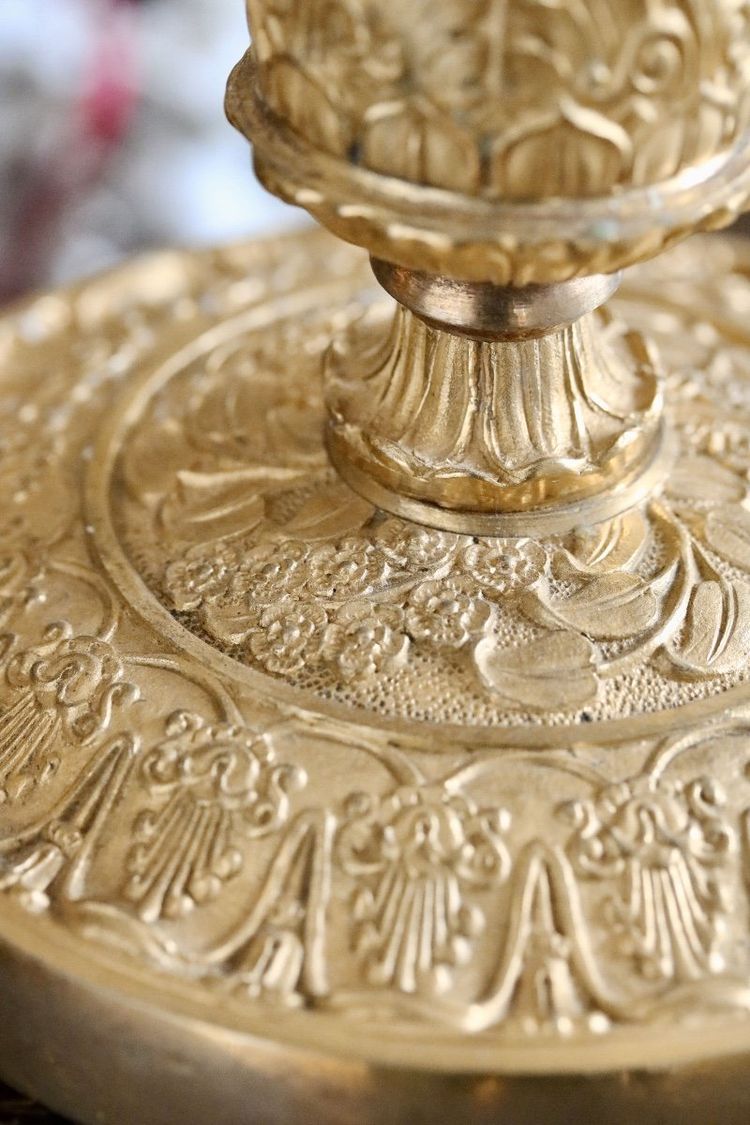 Pair of candlesticks in gilded and chiseled bronze