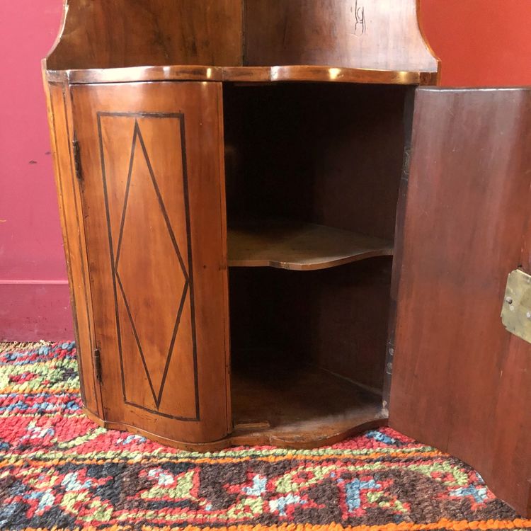 Rare hanging corner cupboard in crossbow shape, Louis XV period