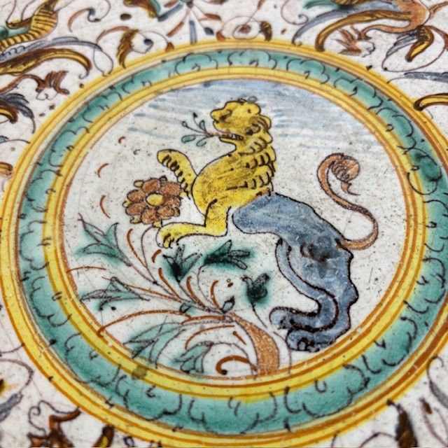 Ancient Deruta crespina plate with Lion early 17th century majolica. Diameter cm 24