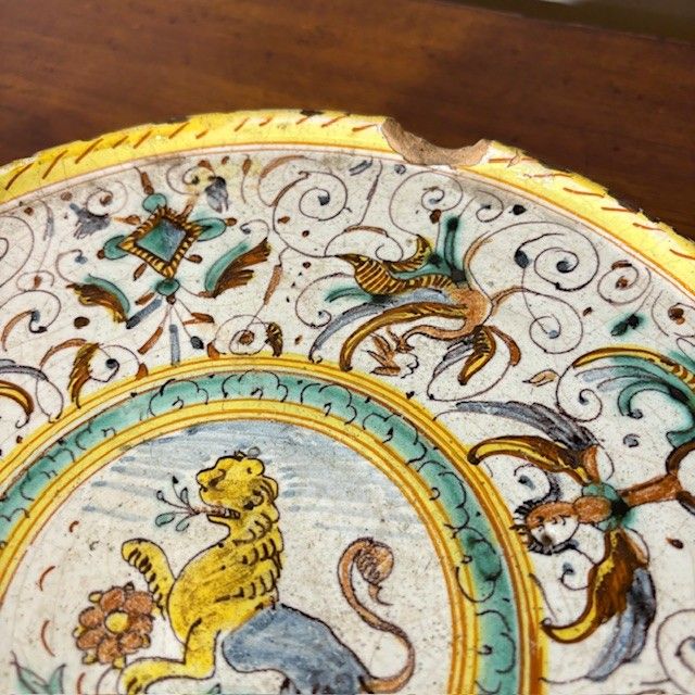 Ancient Deruta crespina plate with Lion early 17th century majolica. Diameter cm 24