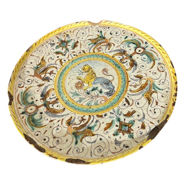 Ancient Deruta crespina plate with Lion early 17th century majolica. Diameter cm 24