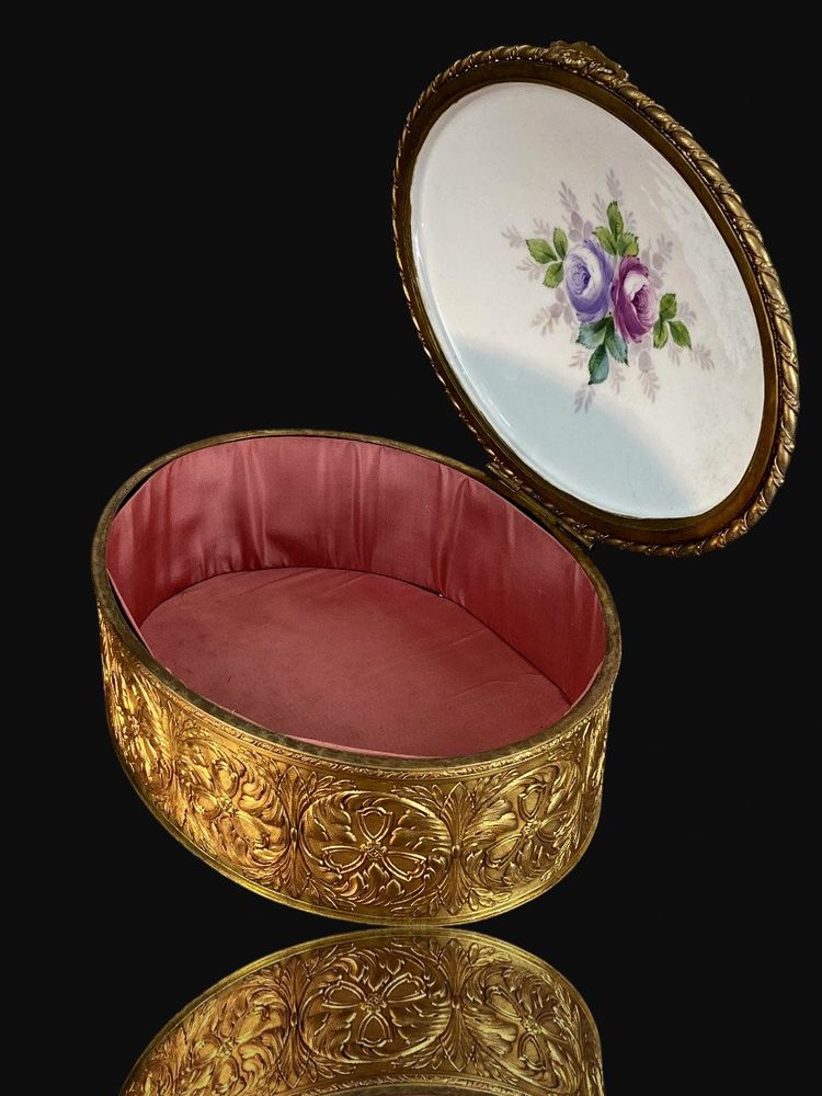 SEVRES PORCELAIN AND BRASS/BRONZE BOX WITH GALANTE SCENE DECORATION