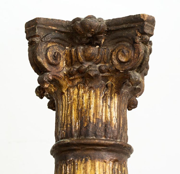 Pair of antique columns in gilded and carved wood. Italy, early 18th century.