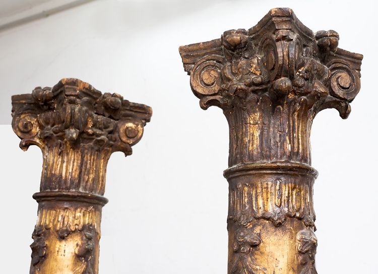 Pair of antique columns in gilded and carved wood. Italy, early 18th century.