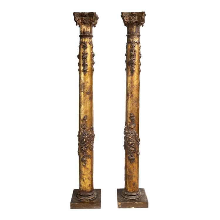 Pair of antique columns in gilded and carved wood. Italy, early 18th century.