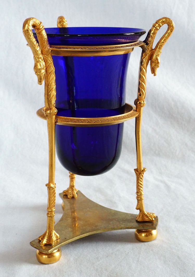 Vaso ateniese del periodo impero, bronzo dorato e cristallo blu, decorazione a collo di cigno