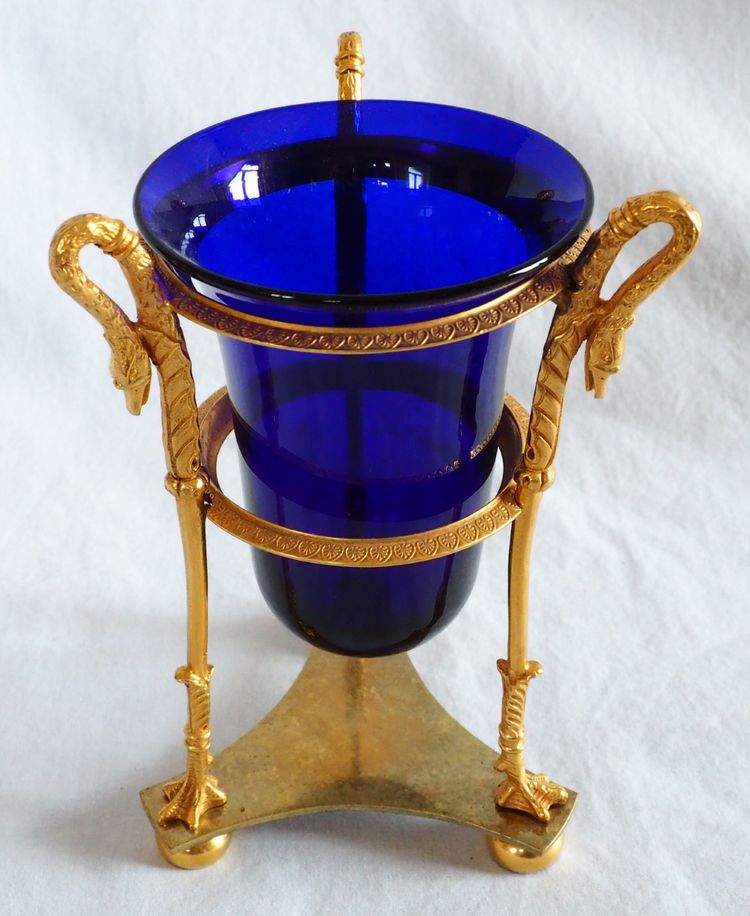 Vaso ateniese del periodo impero, bronzo dorato e cristallo blu, decorazione a collo di cigno