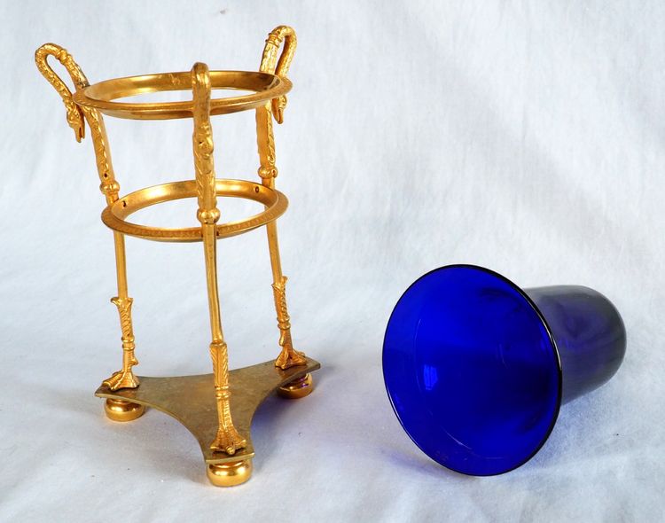 Vaso ateniese del periodo impero, bronzo dorato e cristallo blu, decorazione a collo di cigno