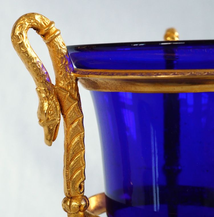 Vaso ateniese del periodo impero, bronzo dorato e cristallo blu, decorazione a collo di cigno