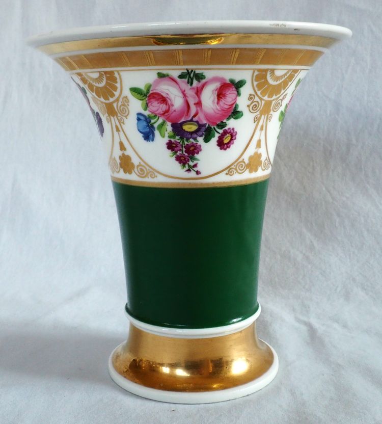 Polychrome and gilded Paris porcelain cornet vase - Empire Restoration period