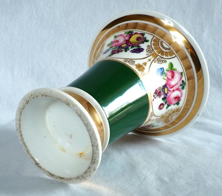 Polychrome and gilded Paris porcelain cornet vase - Empire Restoration period