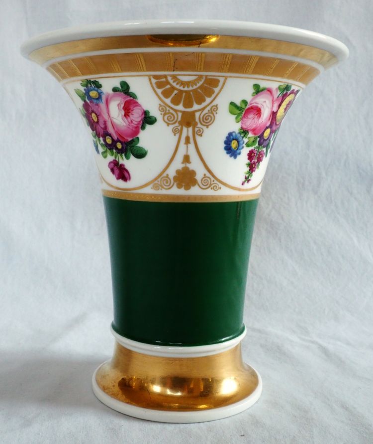 Polychrome and gilded Paris porcelain cornet vase - Empire Restoration period