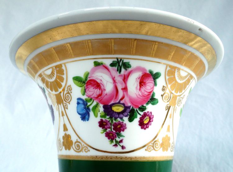 Polychrome and gilded Paris porcelain cornet vase - Empire Restoration period