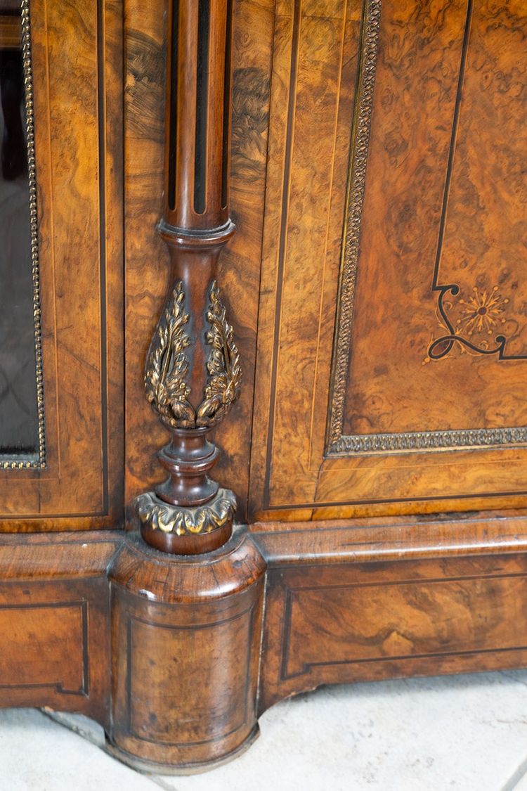 Englisches viktorianisches Sideboard aus Wurzelnussholz mit Ahorneinlagen.