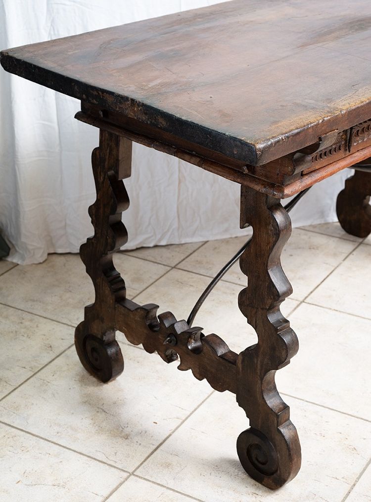 Antique Refectory Table (desk) in Solid Walnut. Tuscany, 17th Century.