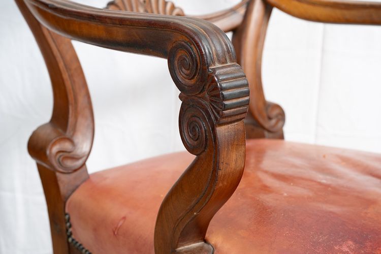 Antique Victorian armchair in solid mahogany dating from the first half of the 19th century.