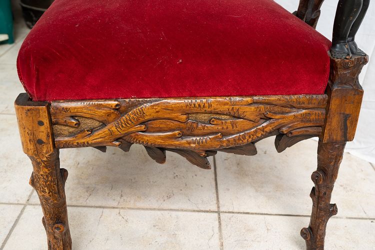 Antique corner armchair in solid walnut. France, early 19th century.