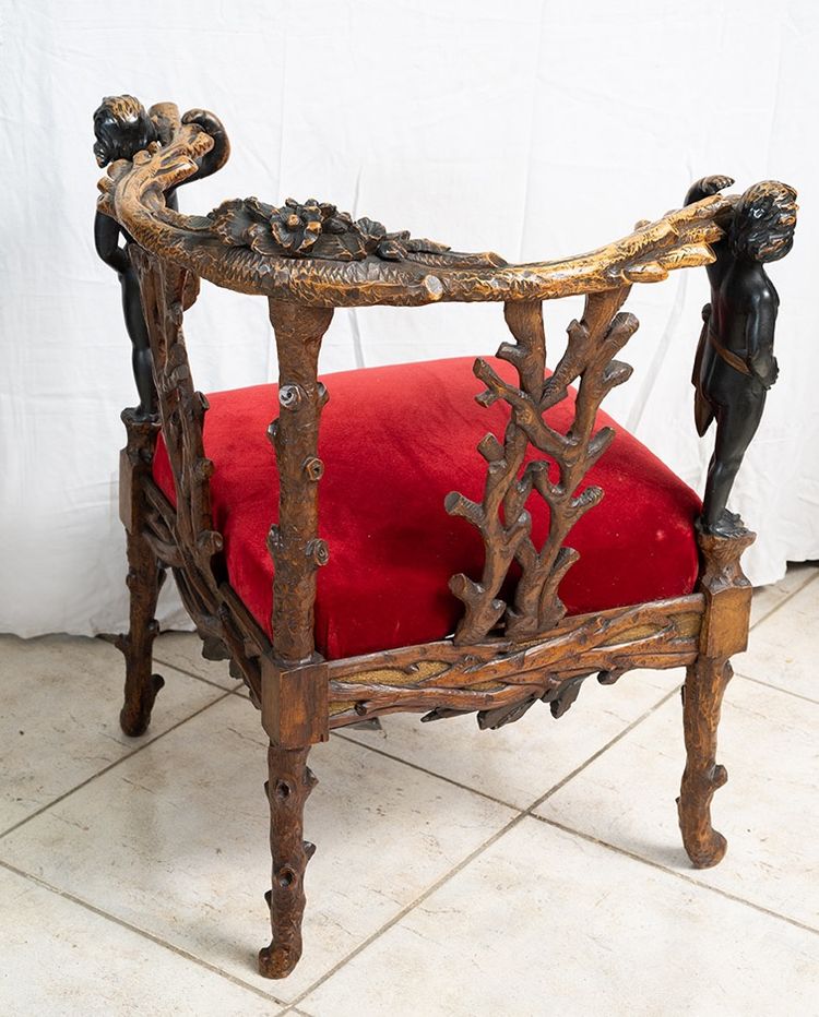 Antique corner armchair in solid walnut. France, early 19th century.