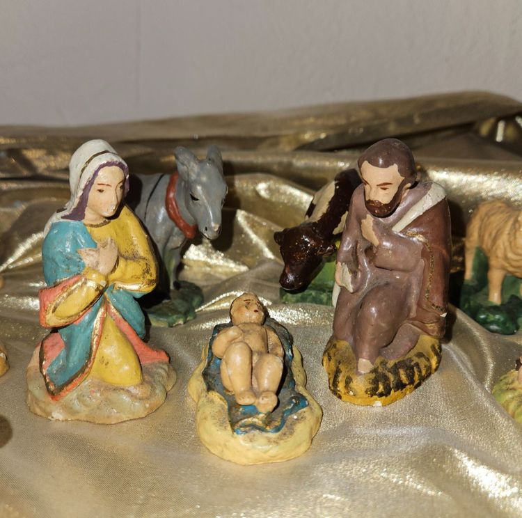 Presepe in gesso policromo, inizi del XX secolo.