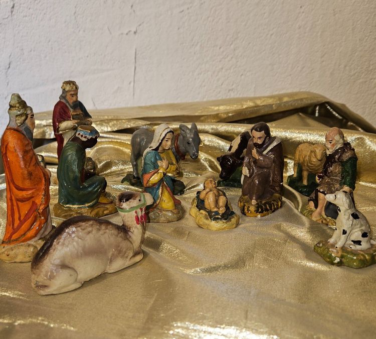 Presepe in gesso policromo, inizi del XX secolo.