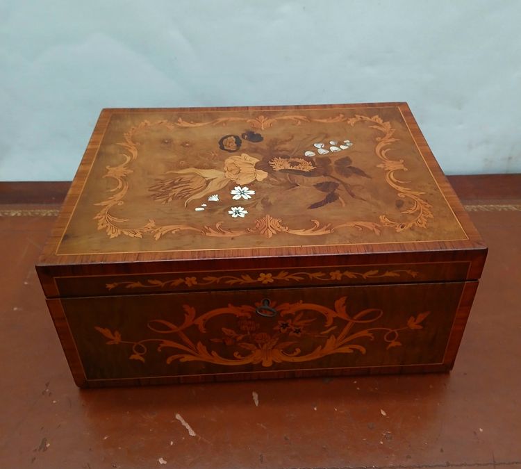 Jewelry box