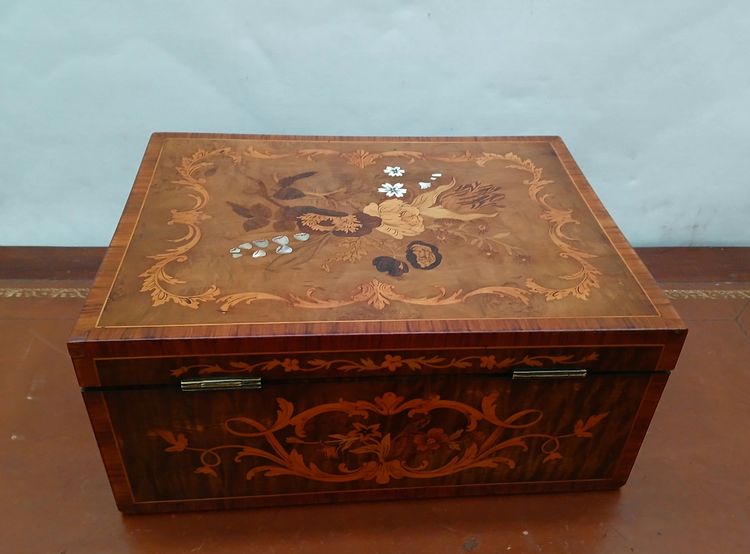 Jewelry box