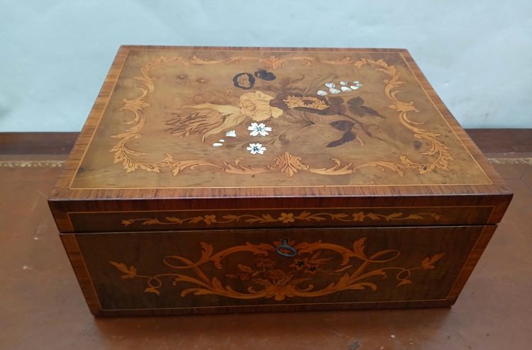 Jewelry box