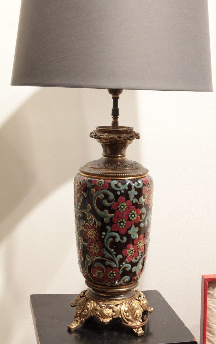 Earthenware lamp with flower motifs, bronze and brass frame, early 20th century