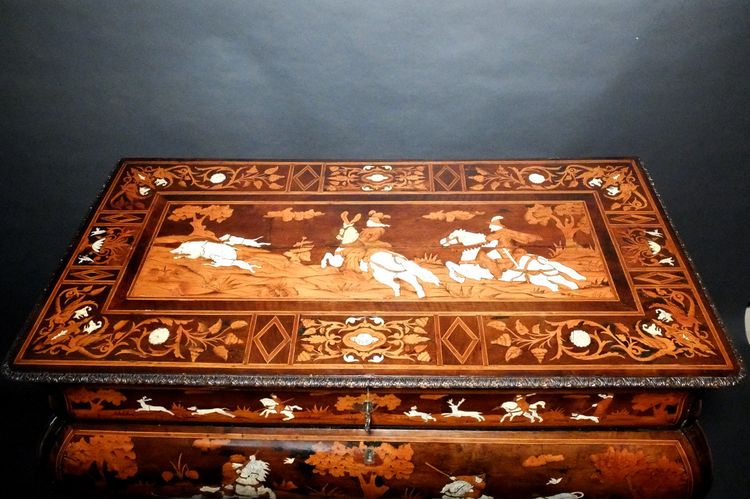 Italian chest of drawers with hunting scenes - Lombardy, 18th century