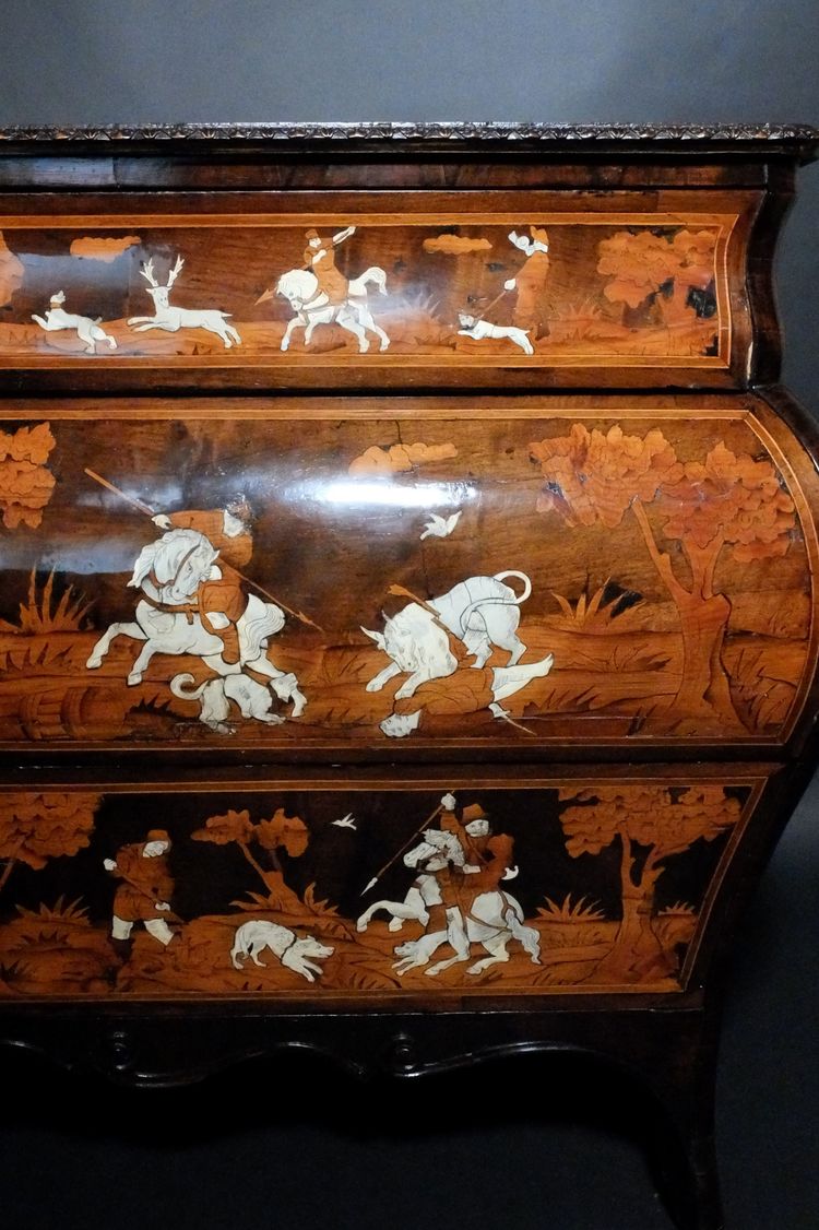 Italian chest of drawers with hunting scenes - Lombardy, 18th century