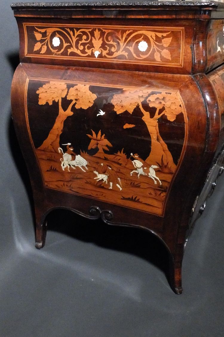 Italian chest of drawers with hunting scenes - Lombardy, 18th century