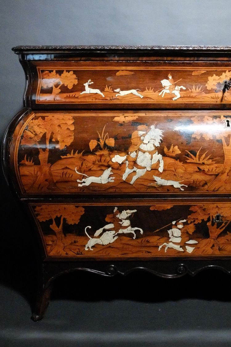 Italian chest of drawers with hunting scenes - Lombardy, 18th century