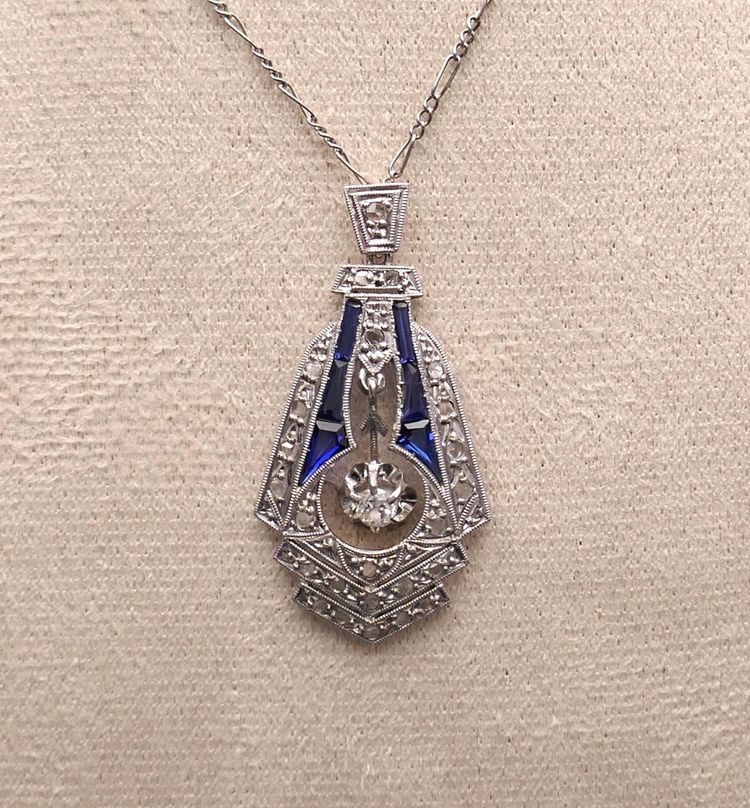 Important Art Deco Pendant with Calibrated Diamonds and Sapphires.