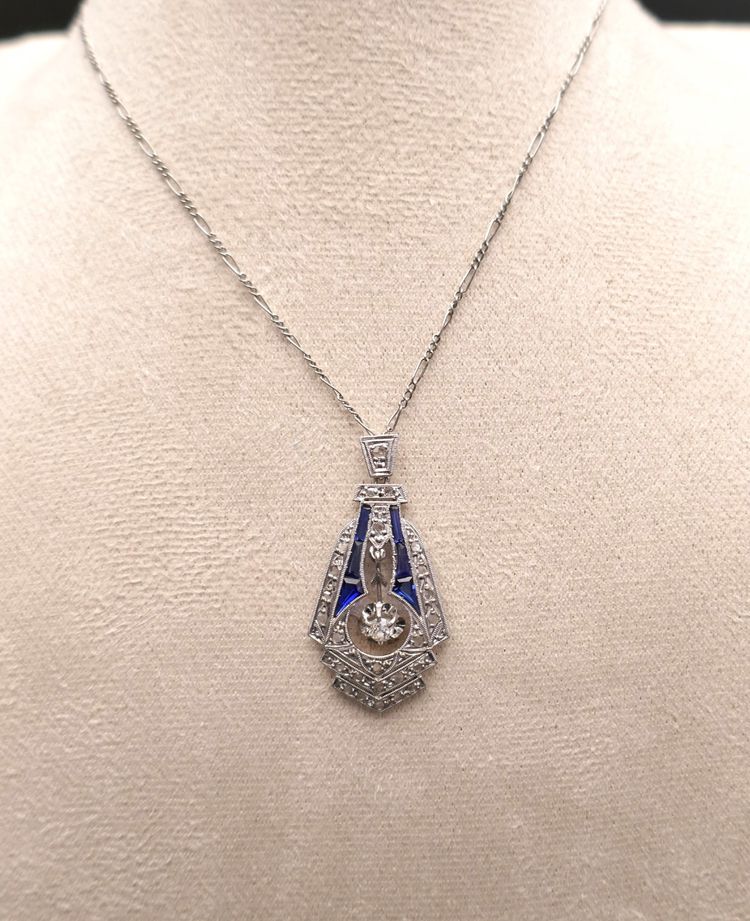 Important Art Deco Pendant with Calibrated Diamonds and Sapphires.