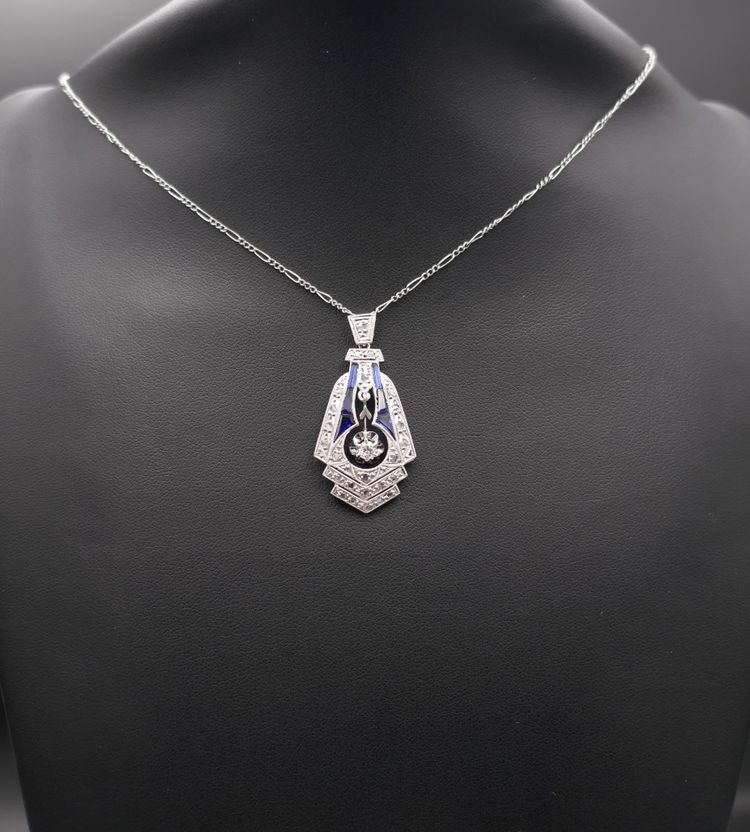 Important Art Deco Pendant with Calibrated Diamonds and Sapphires.