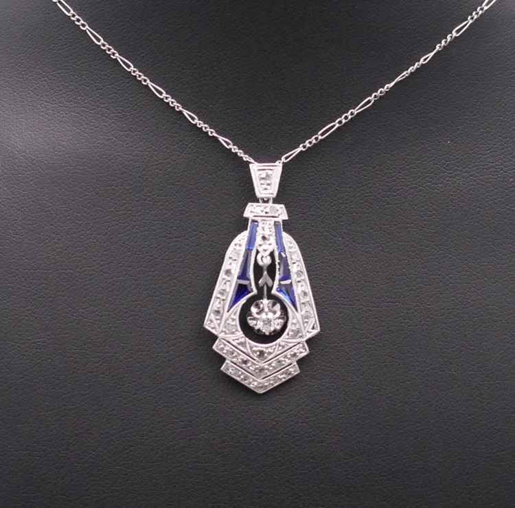 Important Art Deco Pendant with Calibrated Diamonds and Sapphires.