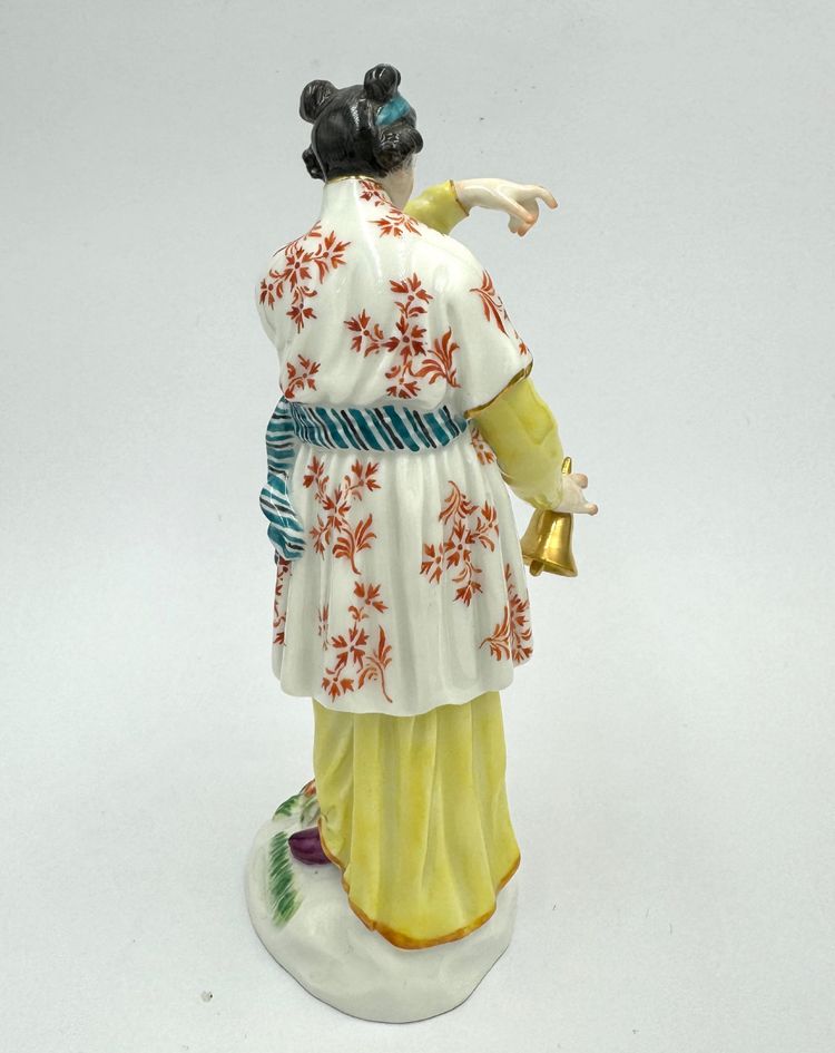 Meissen - Femme Japonaise Avec Une Cloche