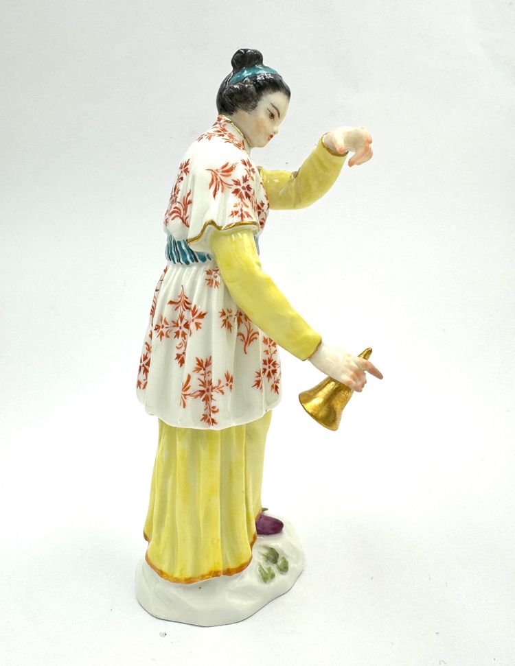 Meissen - Femme Japonaise Avec Une Cloche