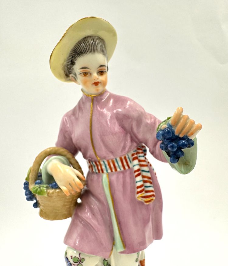 Meissen -  Femme Japonaise Avec Panier à Raisins