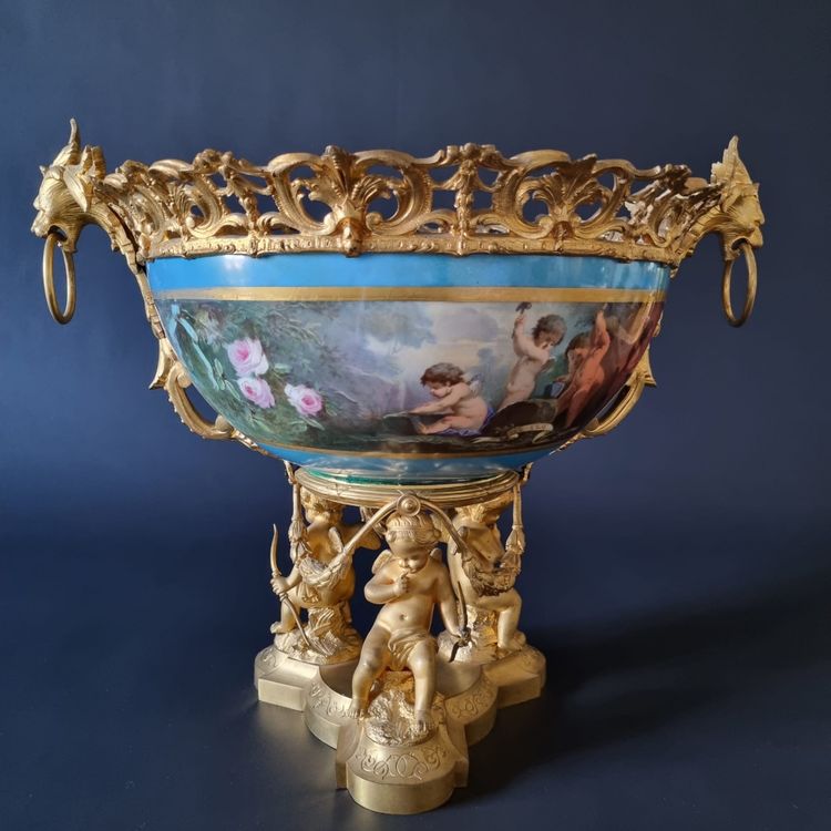 Imposing Louis XVI centerpiece cup in porcelain and gilded bronze, 19th century.