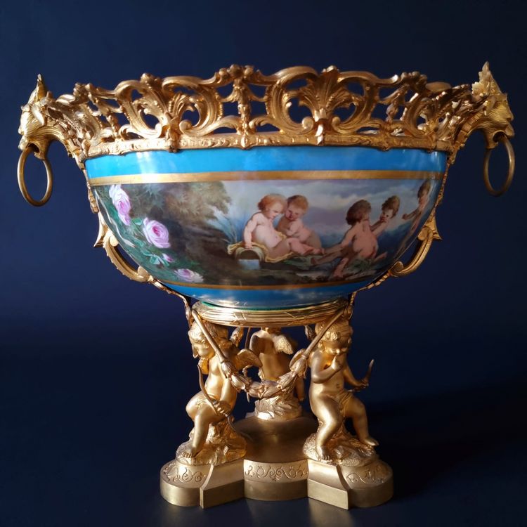 Imposing Louis XVI centerpiece cup in porcelain and gilded bronze, 19th century.