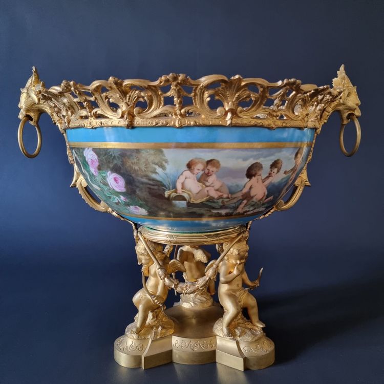 Imposing Louis XVI centerpiece cup in porcelain and gilded bronze, 19th century.