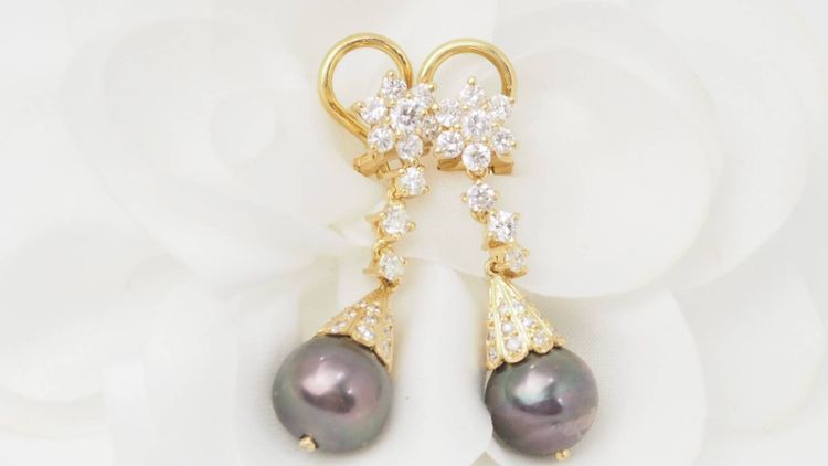 Yellow gold earrings, diamonds and Tahitian pearls