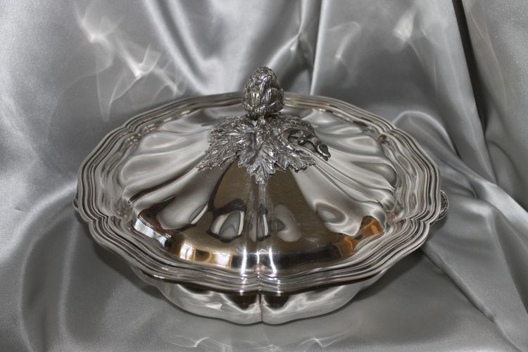 Covered vegetable dish in silver metal with decoration of nets and artichokes, Louis XV style, 20th century