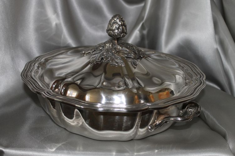 Covered vegetable dish in silver metal with decoration of nets and artichokes, Louis XV style, 20th century