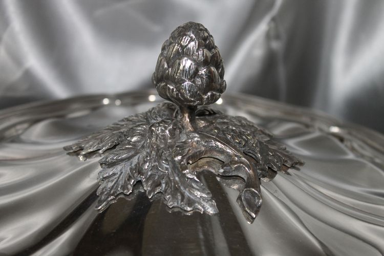 Covered vegetable dish in silver metal with decoration of nets and artichokes, Louis XV style, 20th century