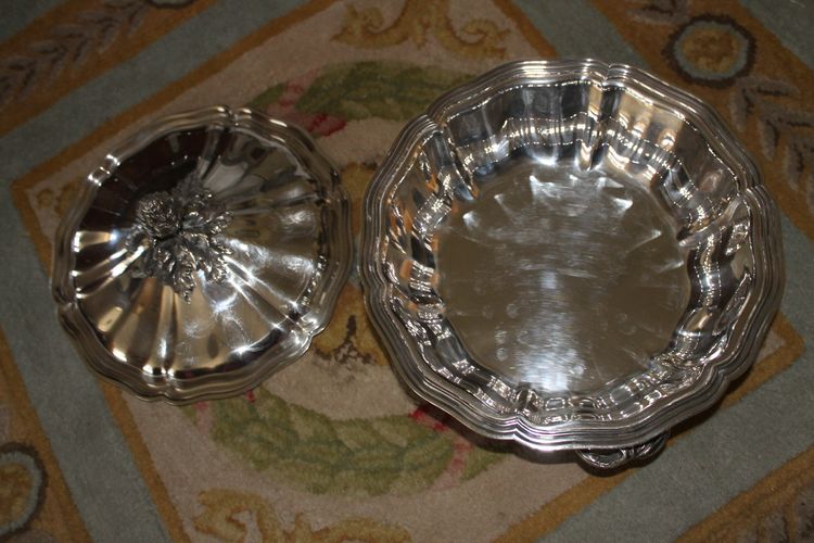 Covered vegetable dish in silver metal with decoration of nets and artichokes, Louis XV style, 20th century