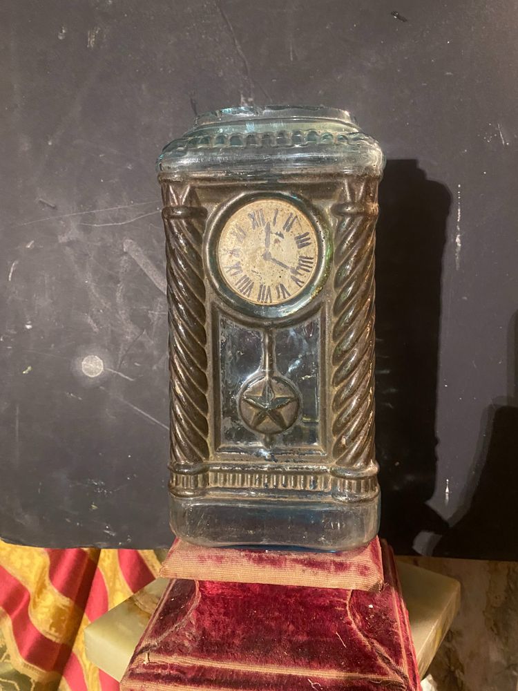 Rare bouteille en verre moulé é l'imitation d'une pendule rehaussée de peinture Epoque Napoléon III