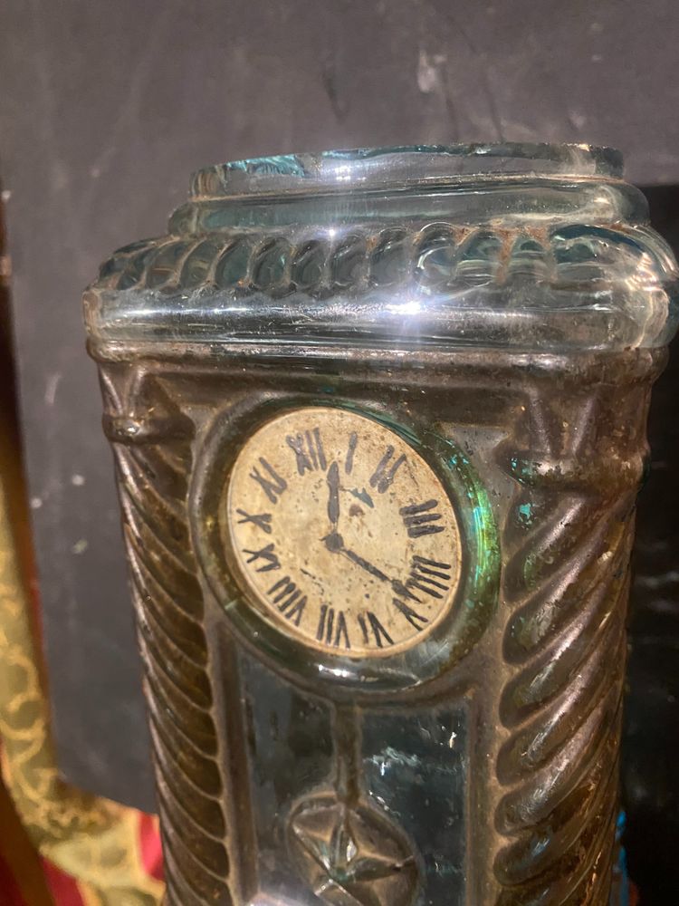 Rare bouteille en verre moulé é l'imitation d'une pendule rehaussée de peinture Epoque Napoléon III